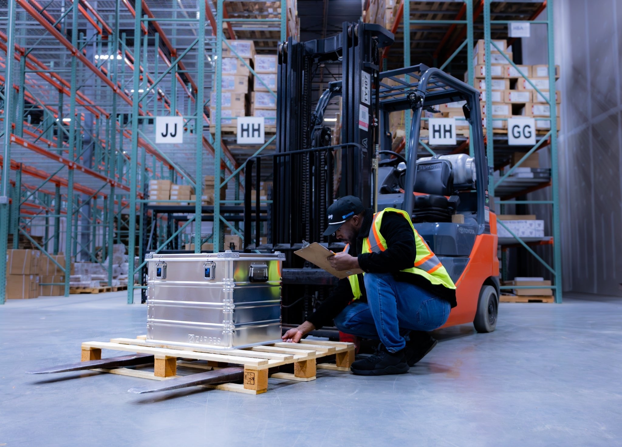 K470 - 23.6 x 16.9 x 17.7 - Zarges USA