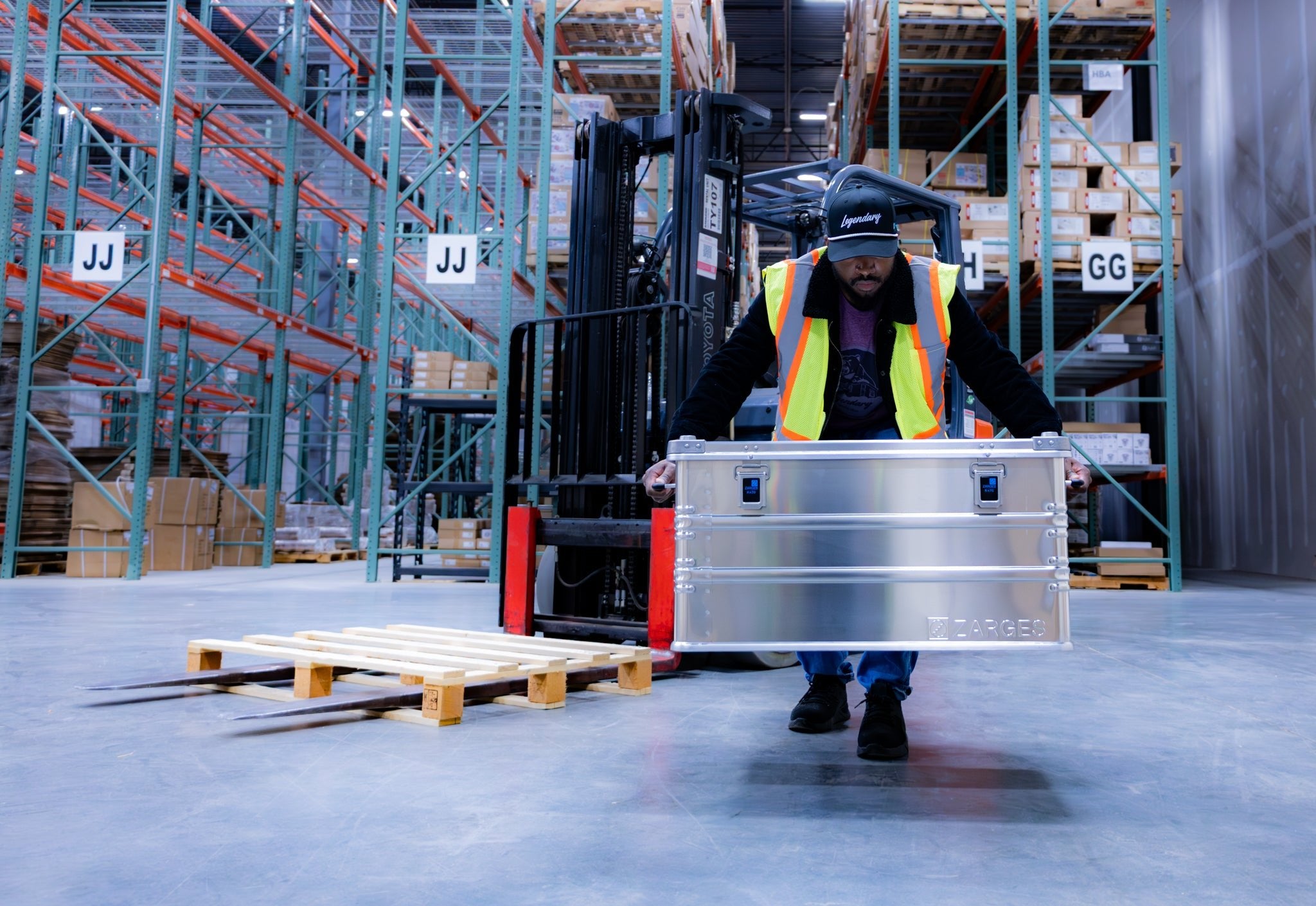 K470 - 29.5 x 21.6 x 14.9 - Zarges USA