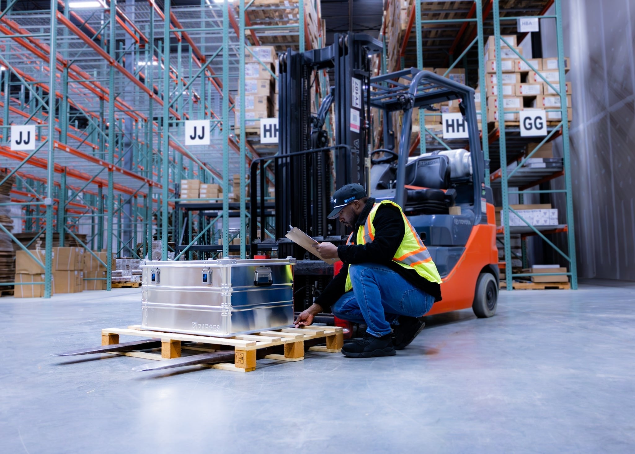 K470 - 29.5 x 21.6 x 14.9 - Zarges USA