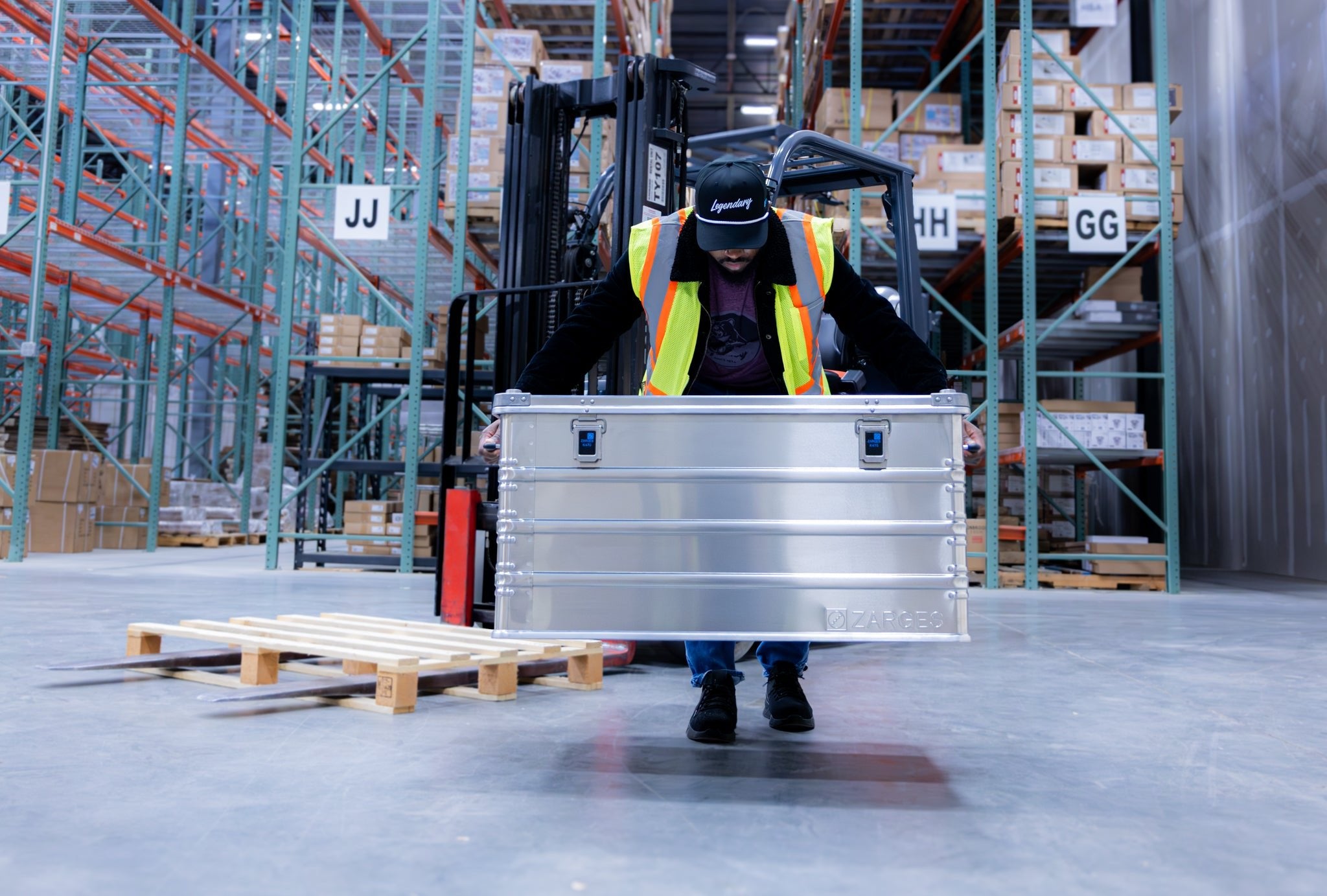 K470 - 35.4 x 25.2 x 17.7 - Zarges USA