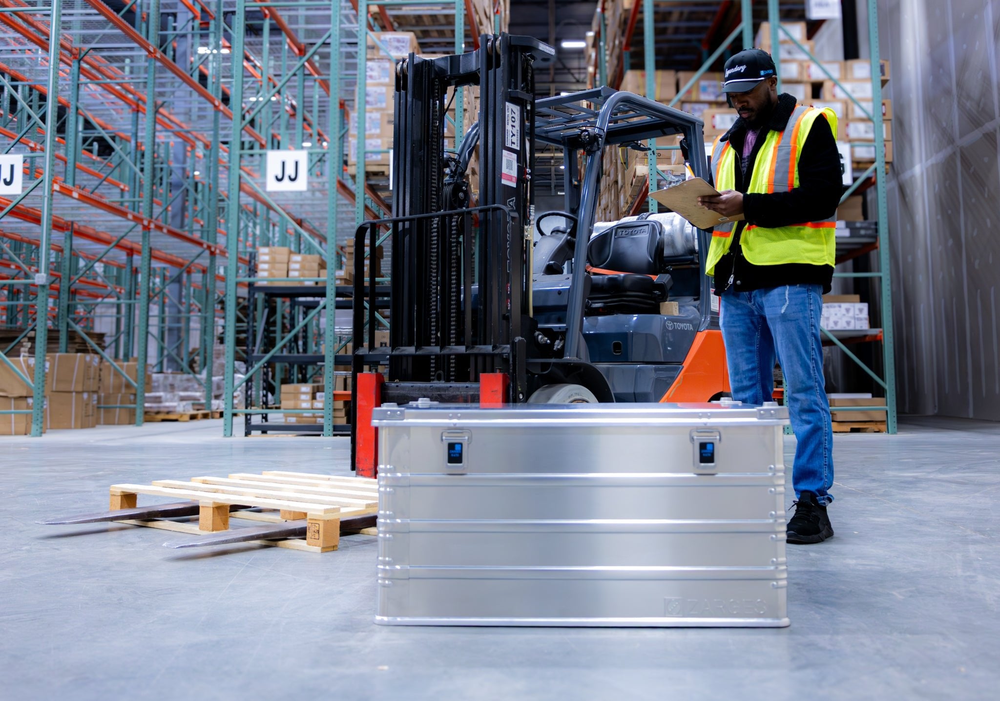 K470 - 35.4 x 25.2 x 17.7 - Zarges USA