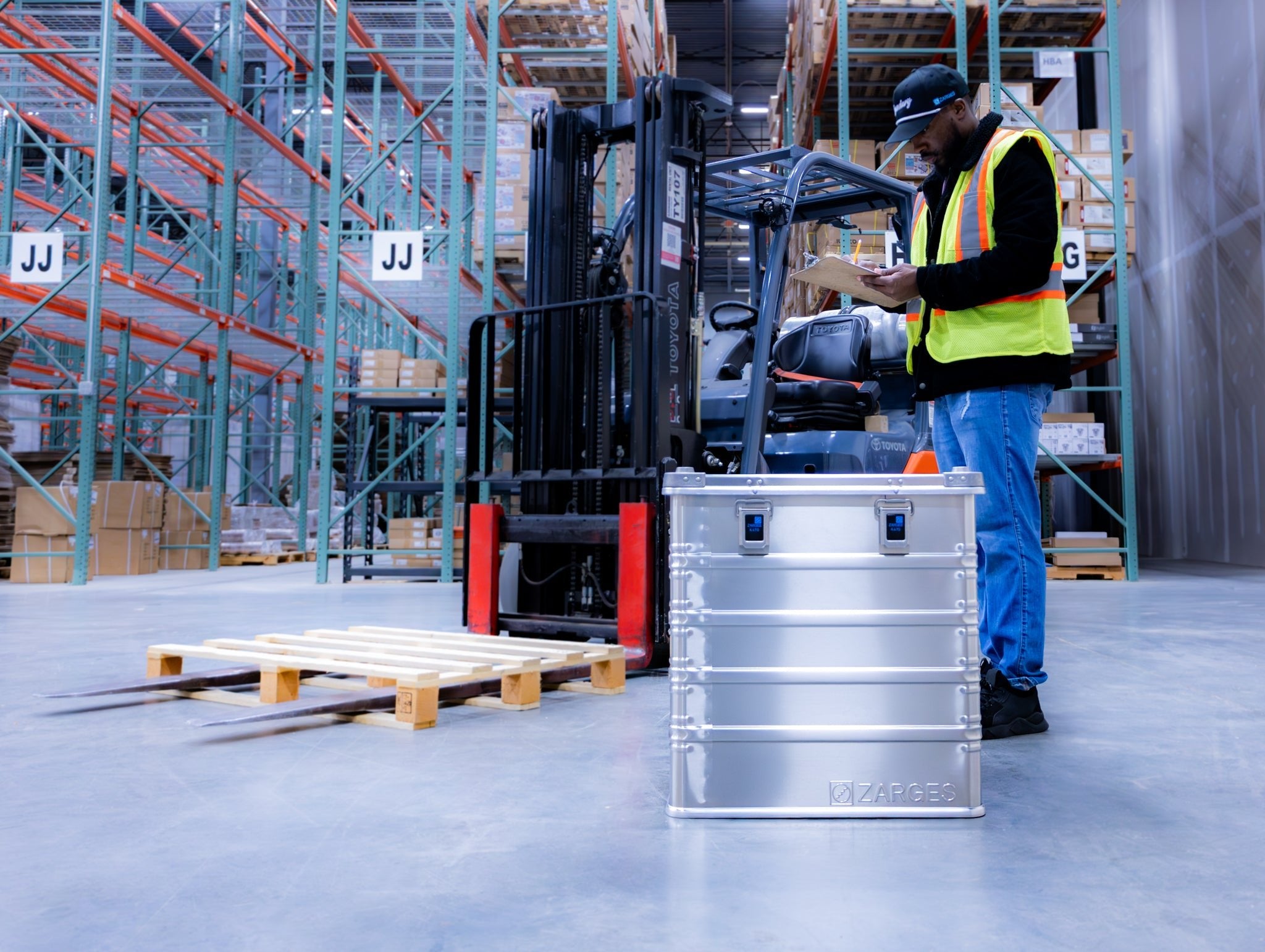 K470 - 21.6 x 21.6 x 22.8 - Zarges USA