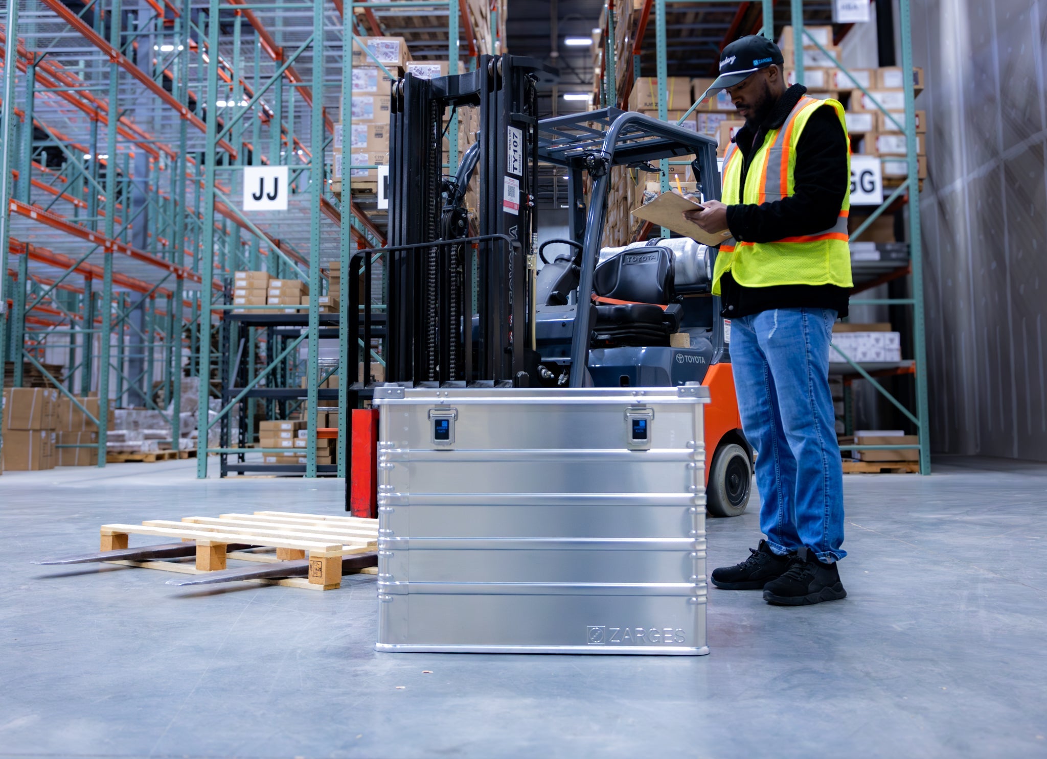 K470 - 29.5 x 21.6 x 22.8 - Zarges USA