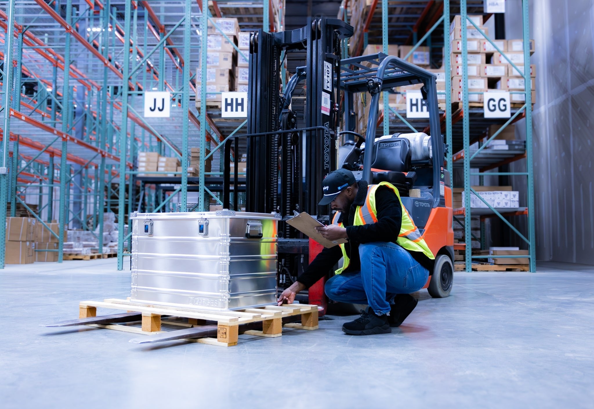 K470 - 30.7 x 18.9 x 20.4 - Zarges USA