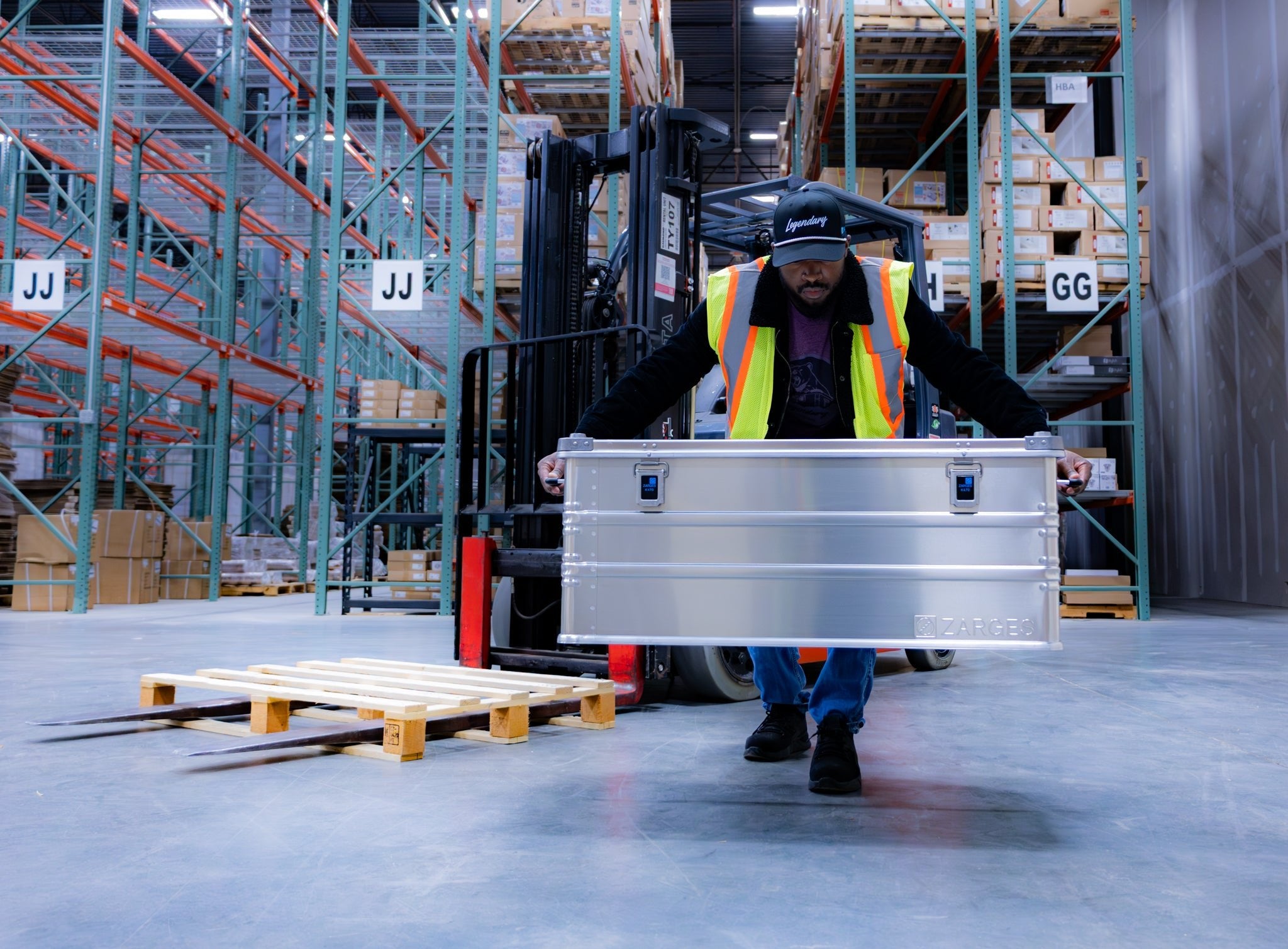 K470 - 37.4 x 17.7 x 14.9 - Zarges USA