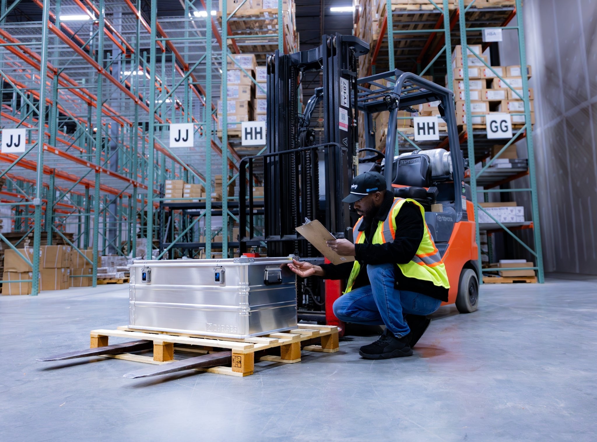 K470 - 37.4 x 17.7 x 14.9 - Zarges USA